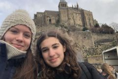 Helena-mit-Partnerin-Mont-Saint-Michel