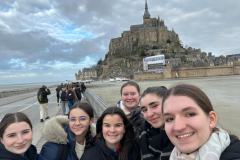 Julia-Lena-mit-Franz.-am-Mont-Saint-Michel