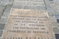 Reims-Gedenktafel-zur-dt.-franz.-Versoehnung-vor-Kathedrale