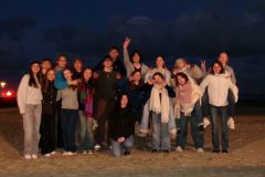 Valentina-Gruppe-am-Strand-Deutsch-corres