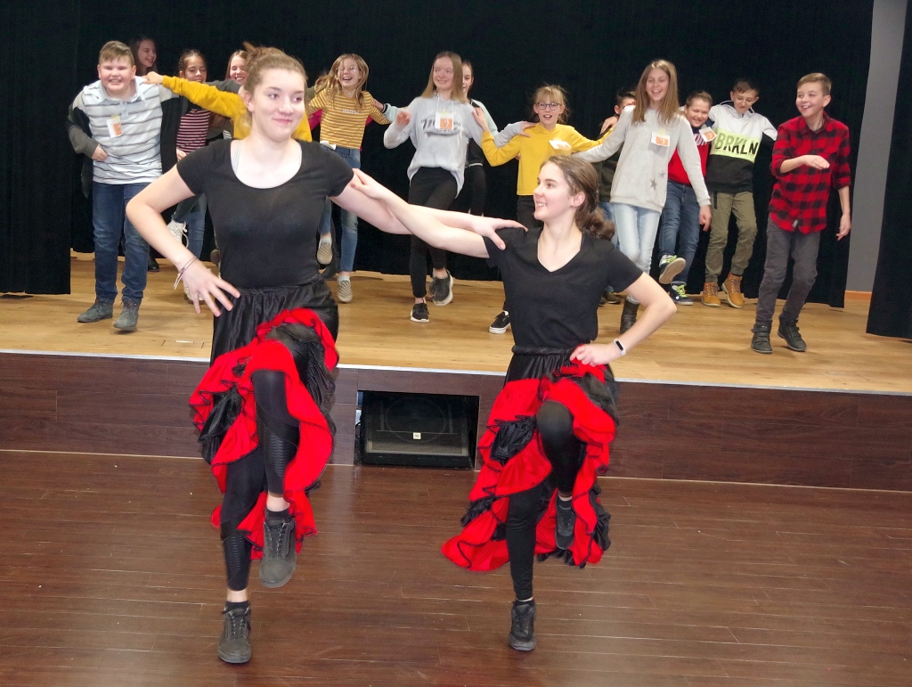 Einstudieren eines Cancan von Celine und Luisa.jpg